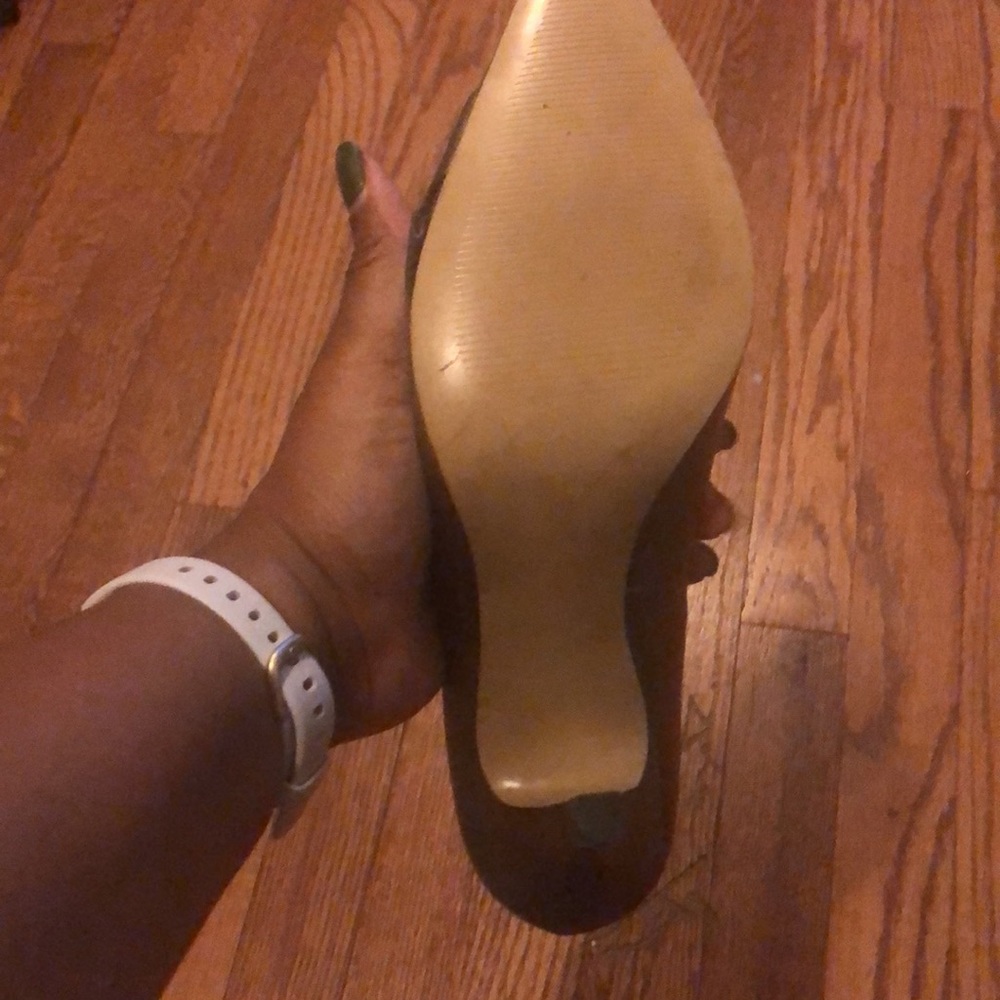 Gently worn silver Nine West heels with a side bow - Picture 6 of 6